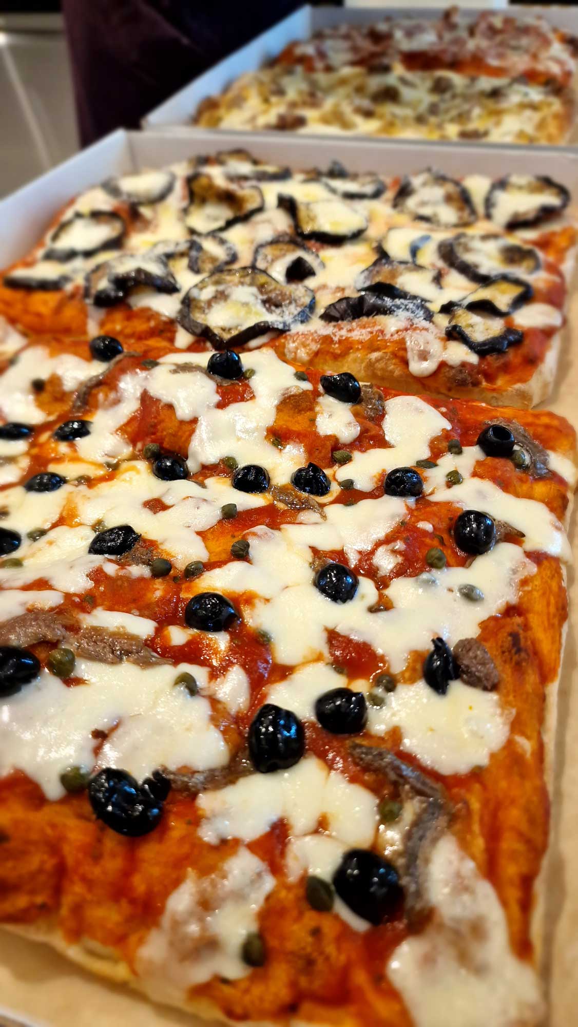 Pizza ronde anchois olives noires et câpres — Felice Pizza Al Taglio