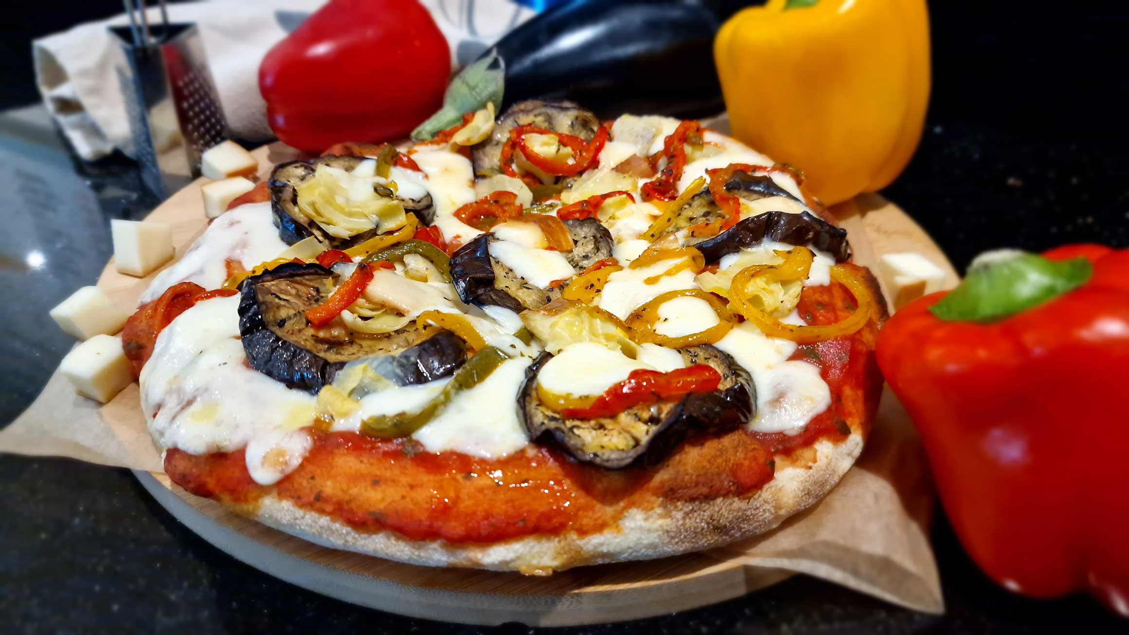 Pizza ronde légumes grillés poivrons aubergines — Felice Hainaut