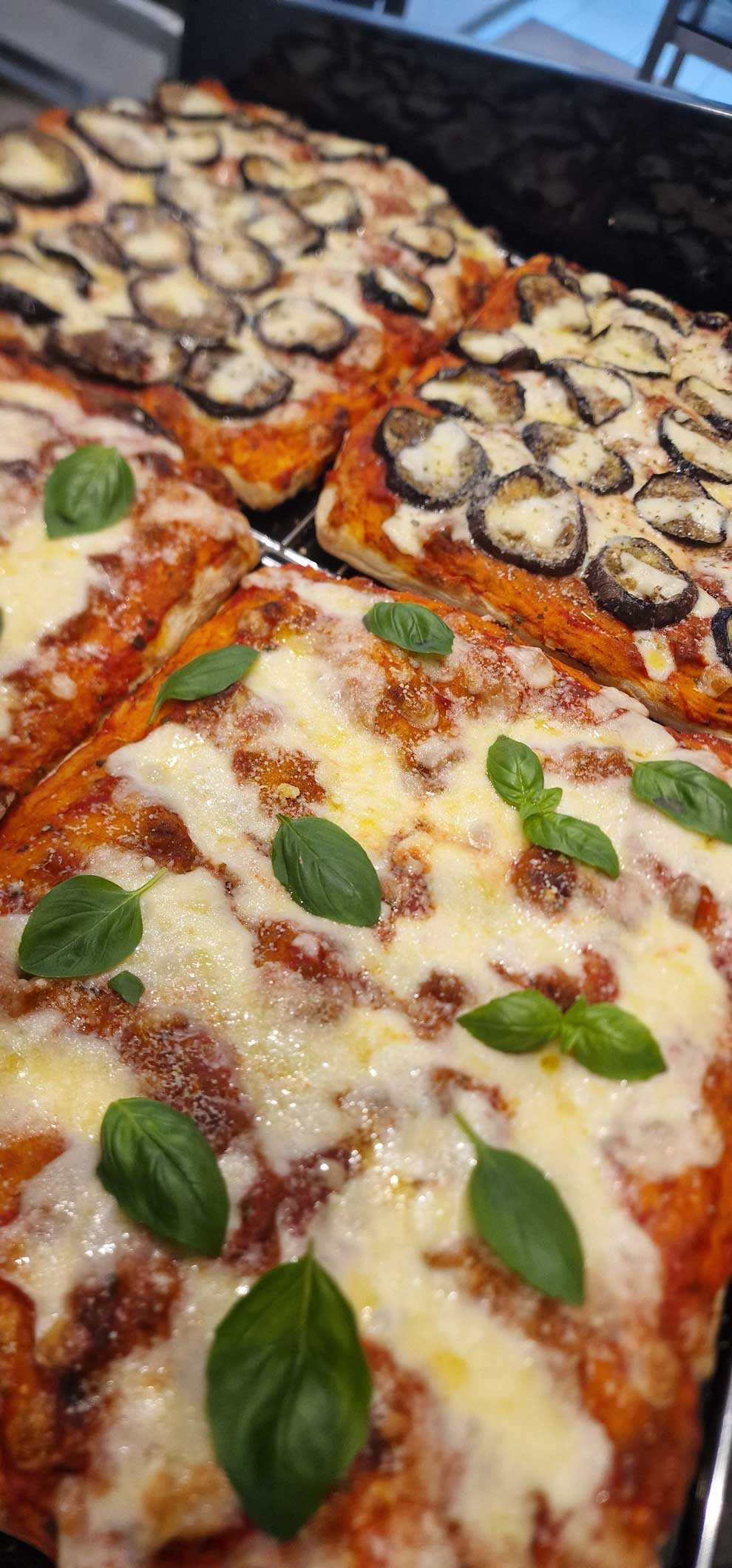 Pizza al taglio margherita basilic mozzarella — Felice pizzeria